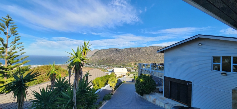 To Let 4 Bedroom Property for Rent in Glencairn Heights Western Cape